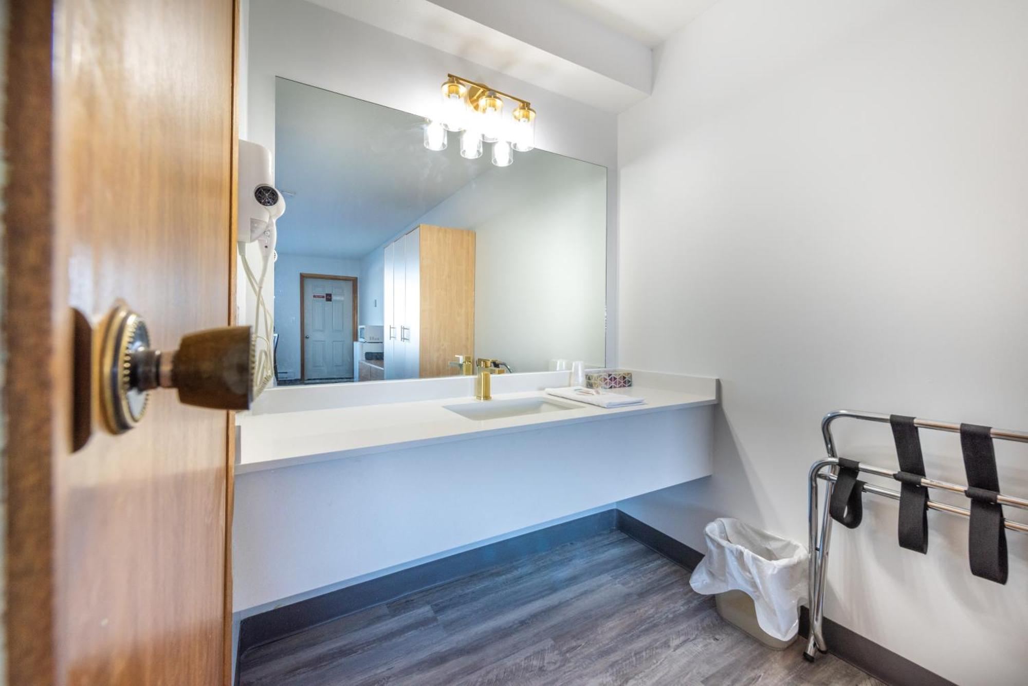 Blue Horse Motel Beiseker Екстериор снимка